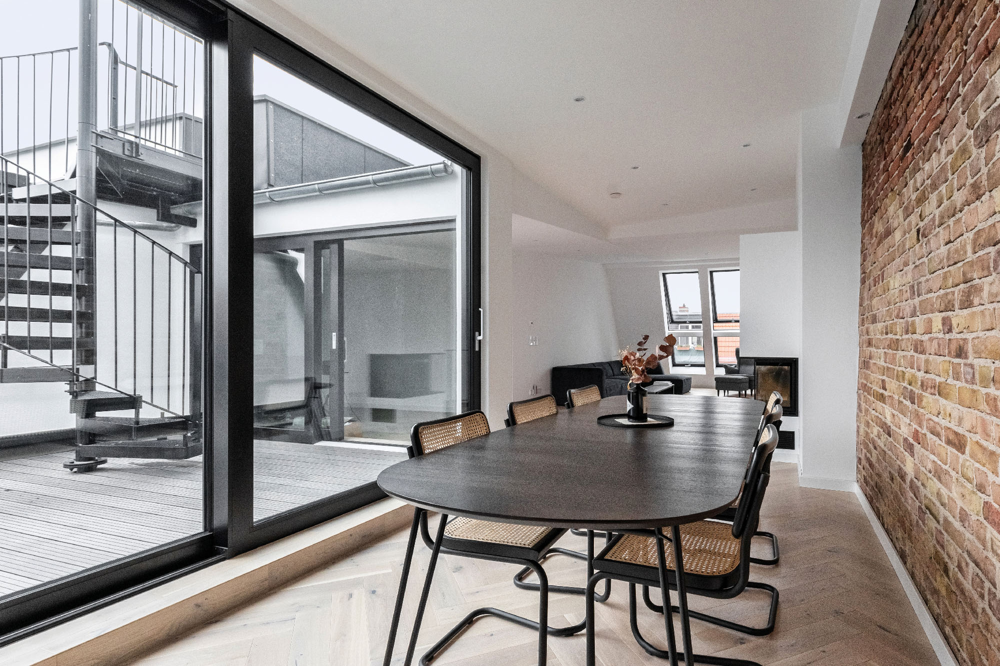 Essbereich mit Blick in den Wohnbereich und zum Aufgang zur Dachterrasse