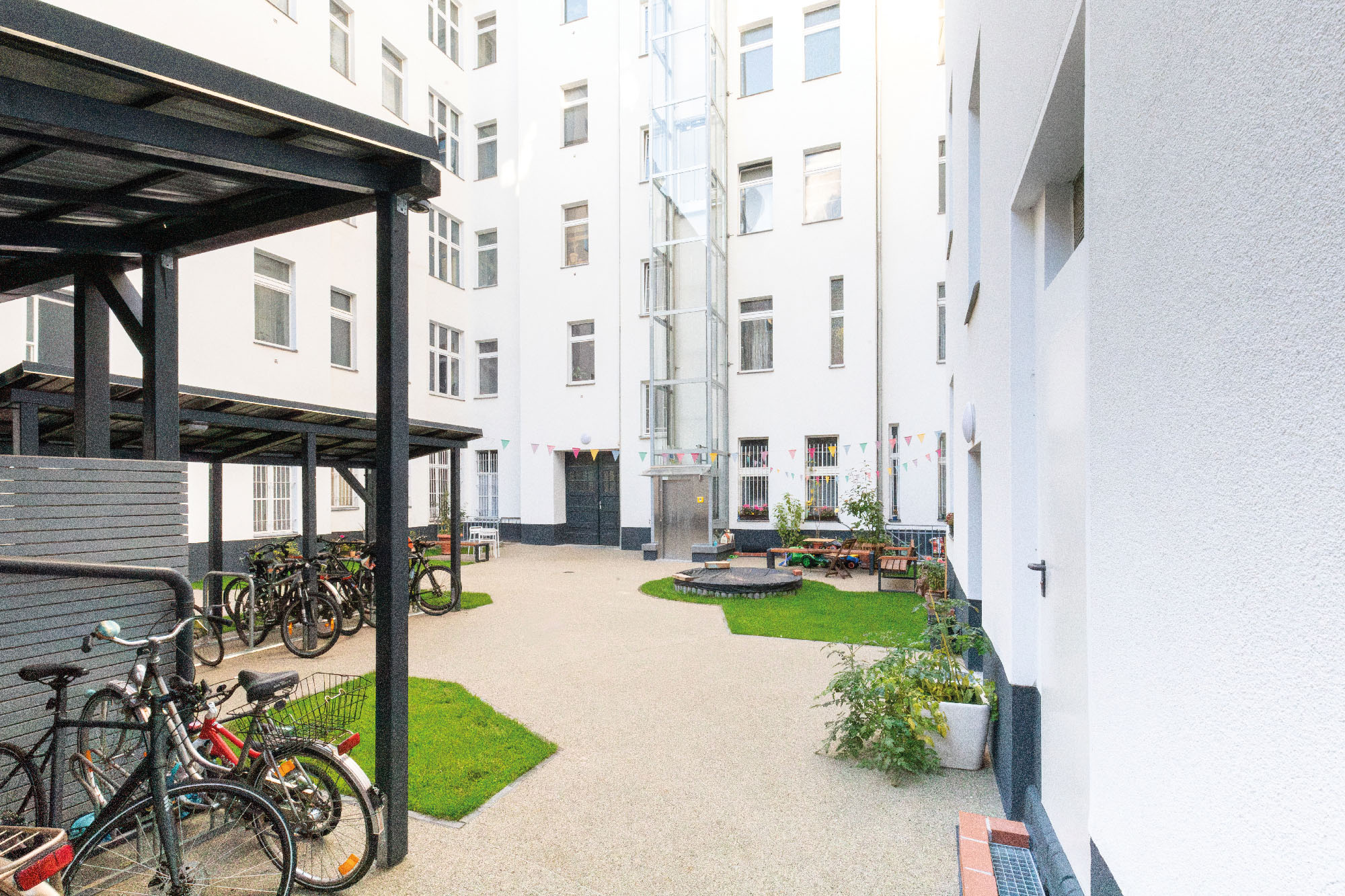 Neugestaltung des Hinterhofs mit Fahrradabstellplätzen
